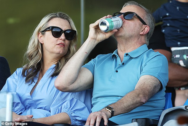 周五，Albanese 先生被拍到与合作伙伴 Jodie 在堪培拉 Manuka Oval 举行的第十一届总理会议上喝了一罐 Balter XPA