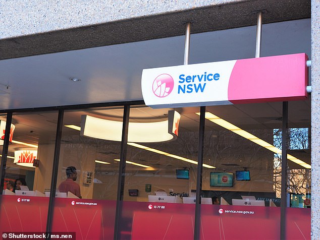 周五上午 9 点刚过,紧急服务人员赶往 Haymarket 的 Rawson Place,此前有报道称一名男子在新南威尔士州的一家服务中心被刺伤