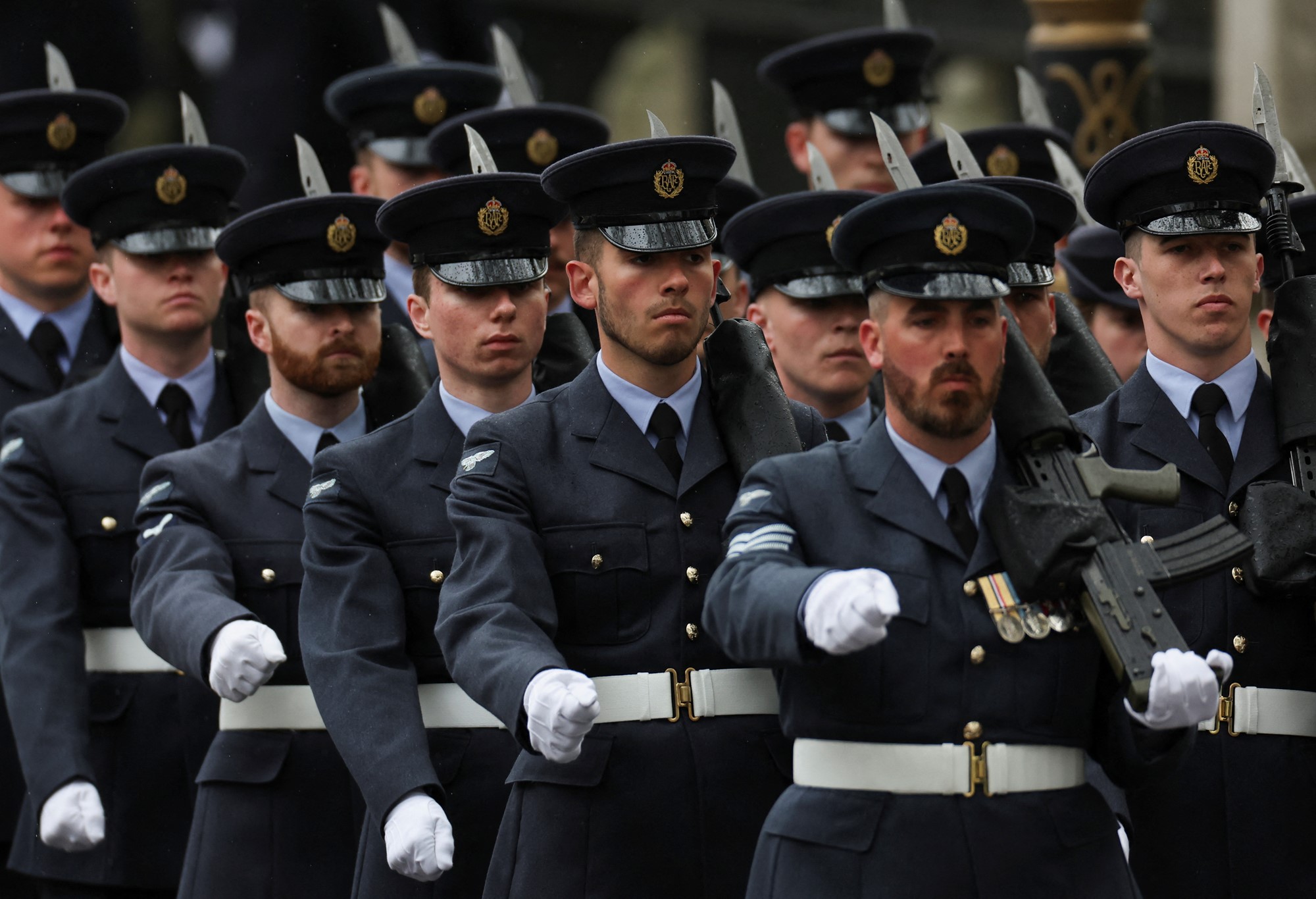 身着制服行军的士兵