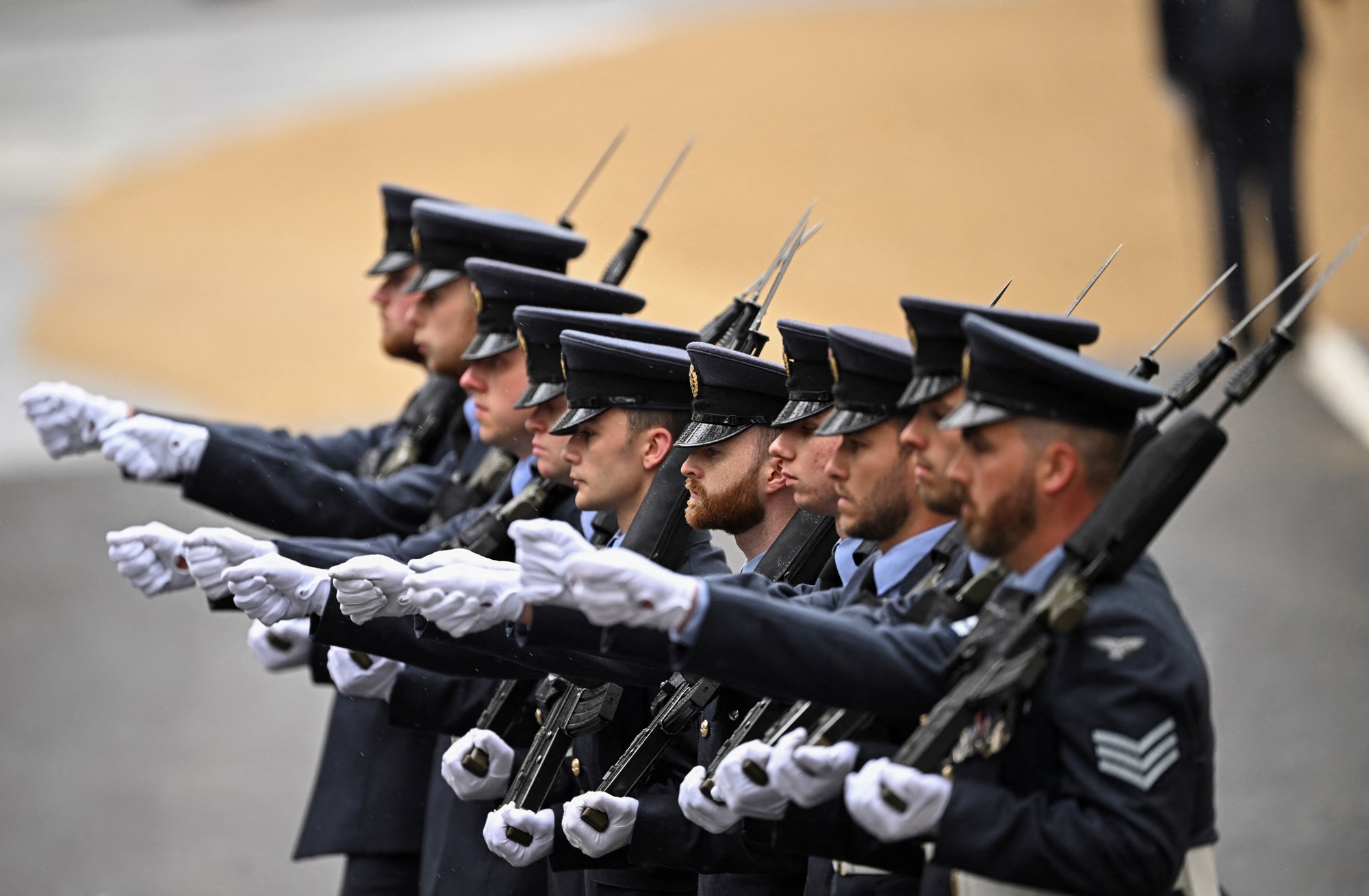 身着制服行军的士兵