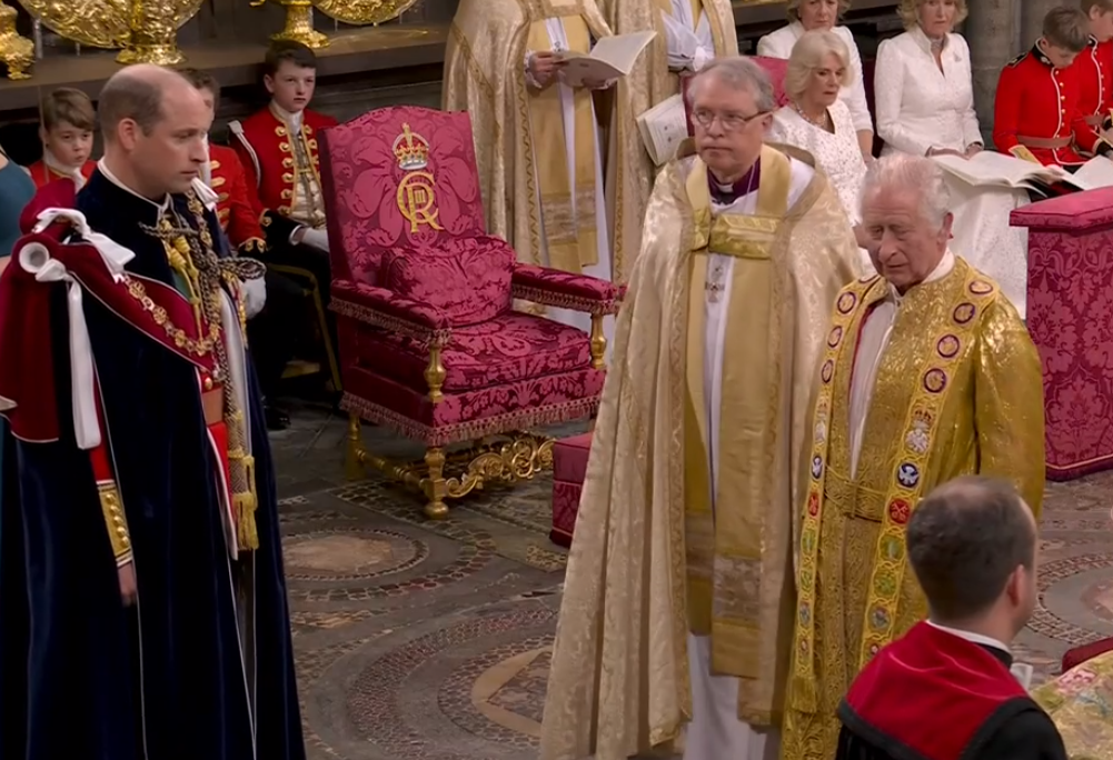 威廉站在查尔斯身边。