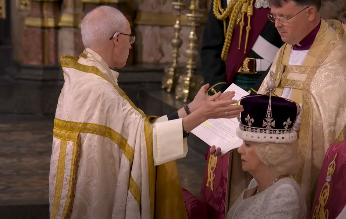 皇冠戴在卡米拉的头上。