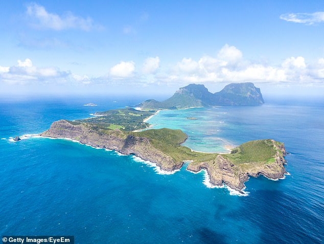 豪勋爵岛拥有原始海滩、丰富的野生动物和仅 382 名居民