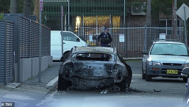 两名男子在马里克维尔被枪杀后,看到一辆被烧毁的汽车