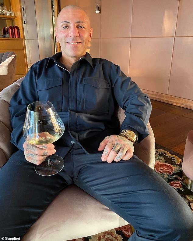 48 岁的艾伦·莫拉迪安(如图)因进口 40 公斤可卡因而获得假释,6 月 27 日在悉尼东部 Bondi Junction 的地下停车场在一辆奥迪车内被枪杀