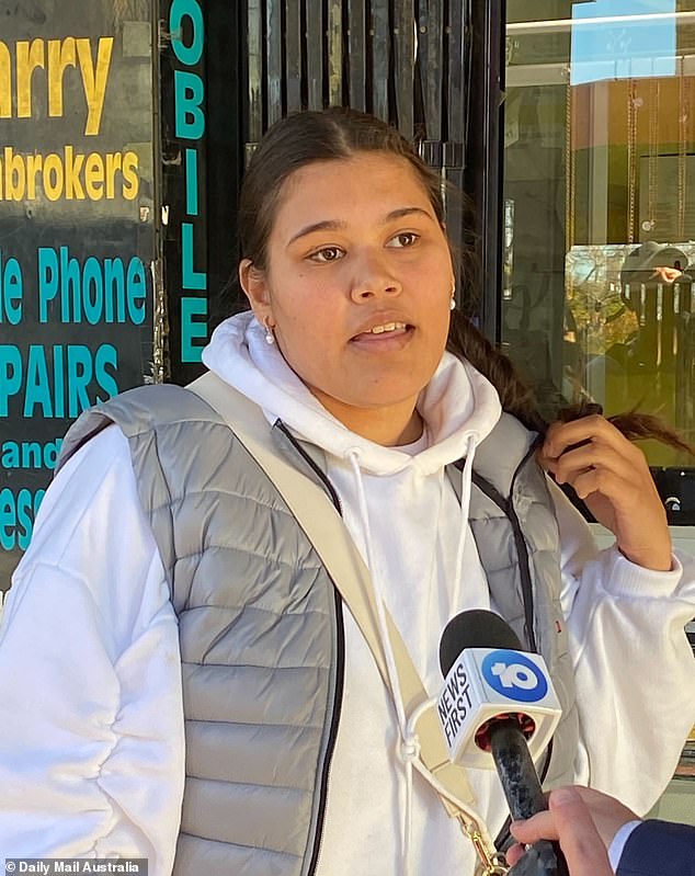 一名目击者安吉尔·斯宾塞 (Angel Spencer) 说,当侦探过来询问每个人的名字时,她正在马里克维尔路 (Marrickville Road) 的一家酒吧里。