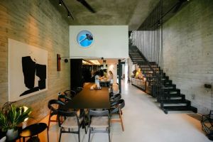 夫妻在家中造悬空泳池，不需要空调，获年度大奖