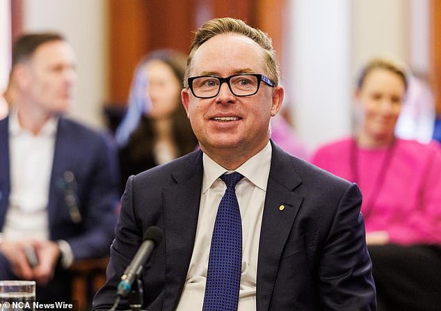 澳洲航空首席执行官艾伦·乔伊斯 (Alan Joyce) 本月获得了 1,080 万美元的股票和奖金，这些股票和奖金在疫情期间被推迟