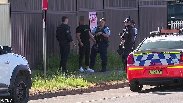 警方正在询问比德威尔公寓的居民和邻居。