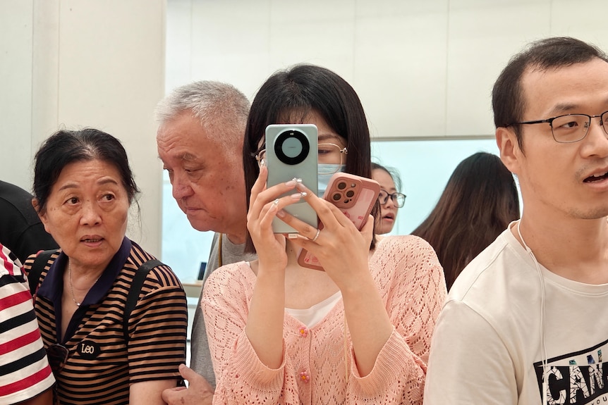 一个女人举着手机。