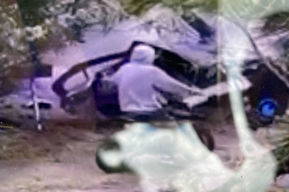 闭路电视仍然显示一名身份不明的人骑着越野车检查残骸。