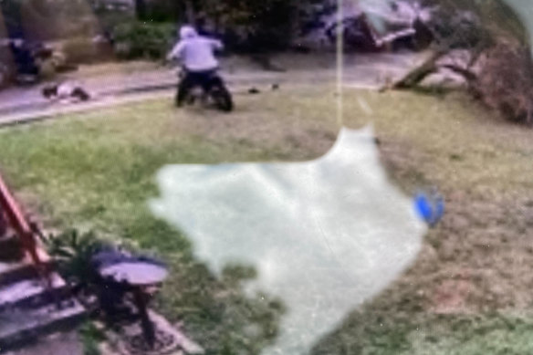 迷你自行车离开事故现场。