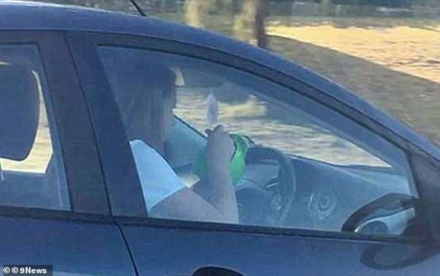 2018年，一名女子在珀斯繁忙的道路上一边开车一边嚼麦片而走红，随后被罚款。