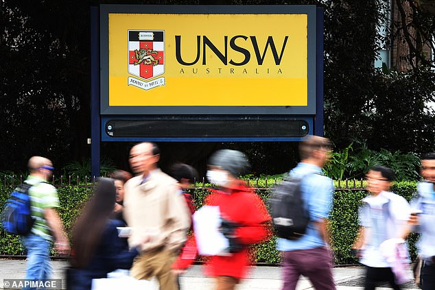 国际学生可以在澳大利亚购买房产居住，但如果他们尚未成为永久居民，则必须在毕业并离开澳大利亚后六个月内出售（图为新南威尔士大学的学生）