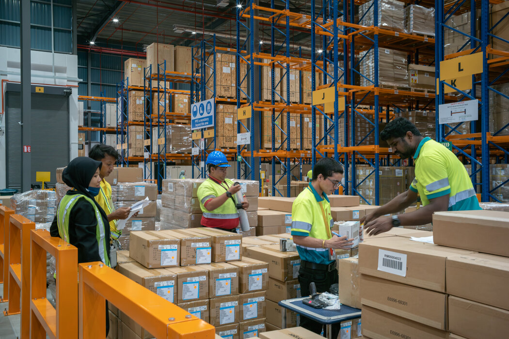 DHL供应链员工在配送中心。过去两年，该公司在马来西亚进行了大笔投资。