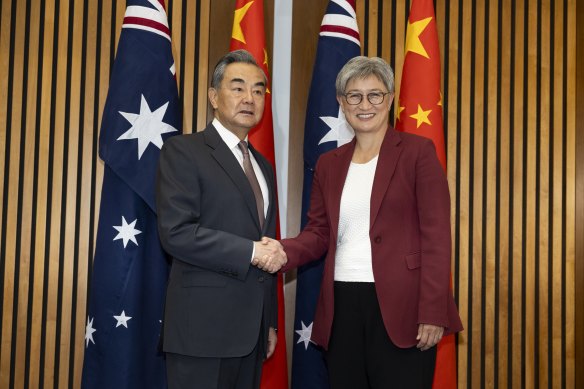 中国外交部长王毅在堪培拉会见黄英贤。