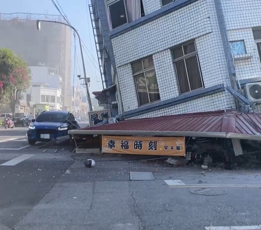 花莲北滨街地震，早餐店倾斜。 （民众提供）