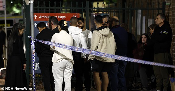 澳大利亚悉尼：新闻专线 照片：2024 年 4 月 15 日 周一晚上 7 点刚过，利物浦医院外，主教 Mar Mari Emmanuel 在韦克利基督好牧人教堂做弥撒时被刺伤，该医院已被封锁。图片来源：NCA NewsWire / Jonathan Ng