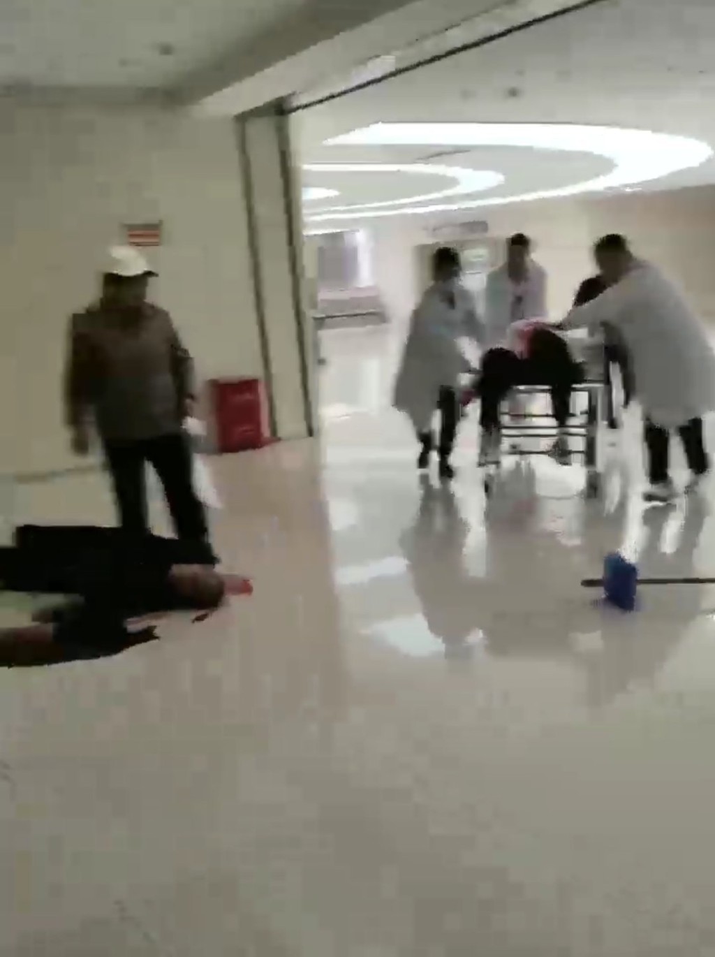 医护人员在事发现场替伤者急救。