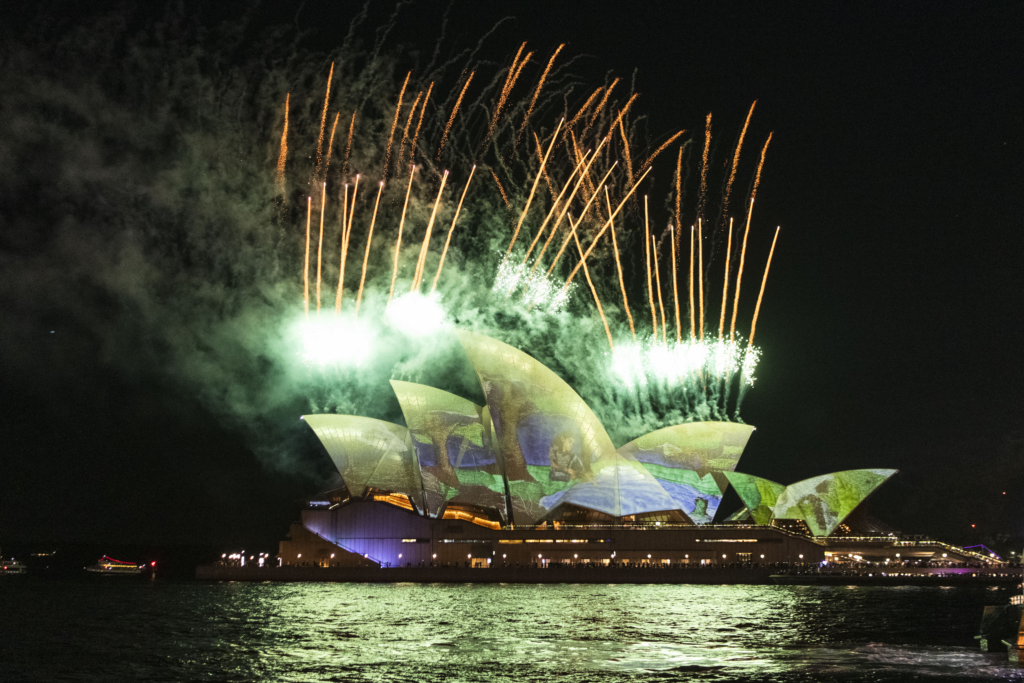 VividSydney2024_LightsOn_CircularQuay_CREDITDestinationNSW_PM_0013 (1).jpg