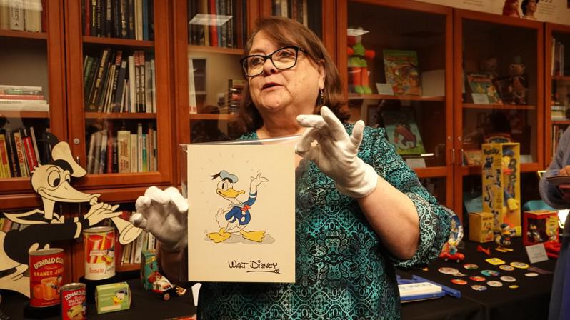 迪士尼典藏馆主任克莱恩（Becky Cline）（图）介绍经典卡通人物唐老鸭（D...