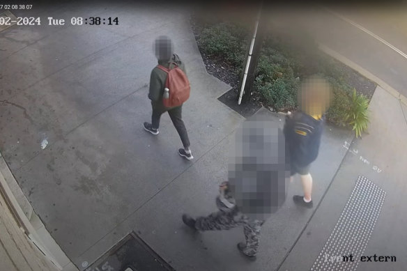 周二早上，闭路电视拍摄到了一名身穿迷彩服的人的图像，该人与涉嫌袭击者的描述相符。