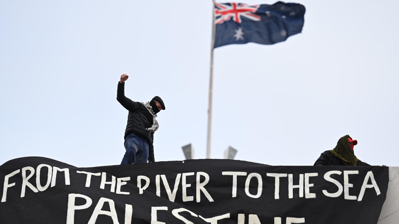 CANBERRA, AUSTRALIA NewsWire Photos. JULY 4TH, 2024. Pro-Palestine protesters have taken to the roof of Parliament House to unfurl a banner. Picture: NewsWire/ Martin Ollman