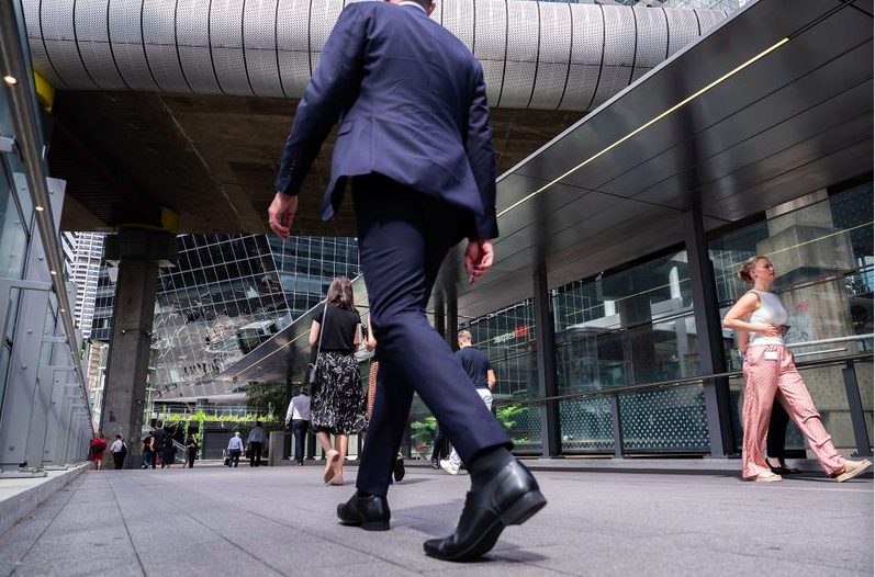 越来越多上班族通勤上班，每周工作5天的员工翻倍