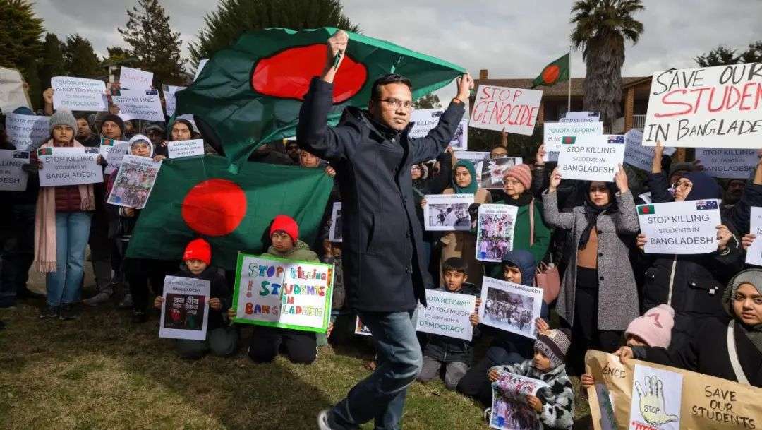 Dr Mohammad Kamrul Hassan leads a protest in front of the Bangladesh High Commission on Friday. Picture by Sitthixay Ditthavong