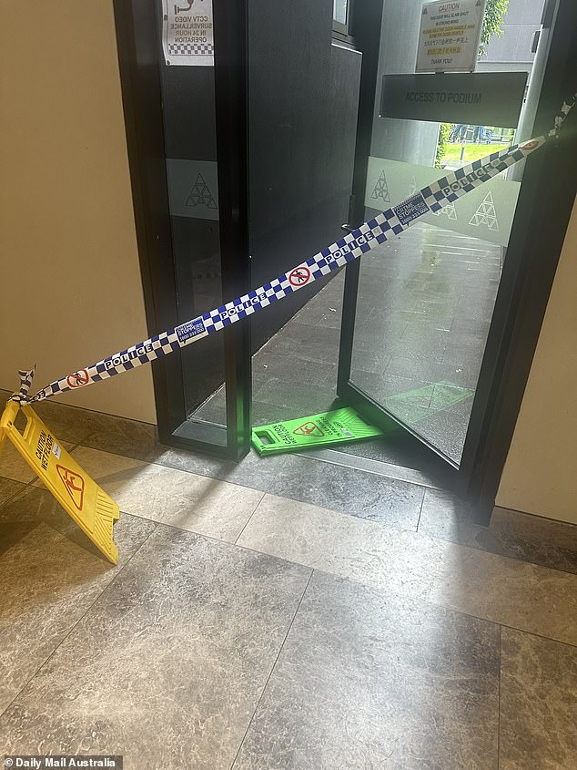 警方已封锁该单位大楼的部分区域，禁止公众进入