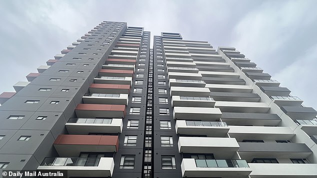 在发现两具尸体后，警方正在 Burwood 的单元楼内进行调查