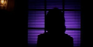 惊天丑闻！下药偷拍妈妈妹妹，制作不雅视频赚钱！受害者们用中文求救，有多无助