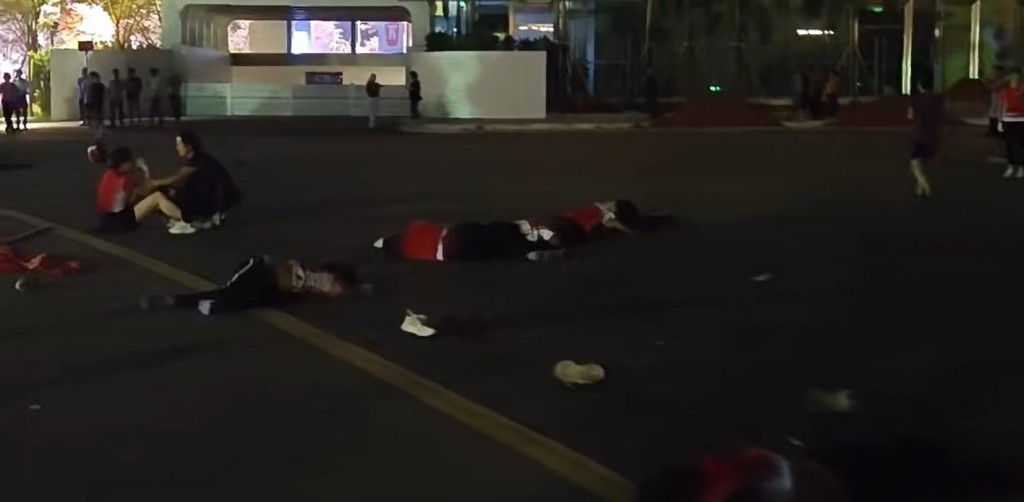 不少伤者穿著同款制服。