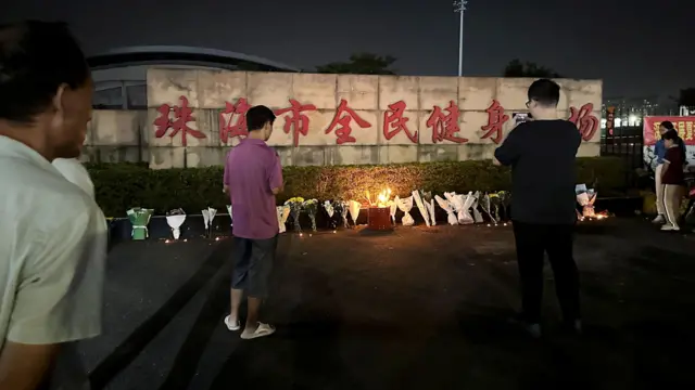 广东珠海体育中心全民健身广场入口外民众献花悼念汽车冲撞事件死者（12/11/2024）