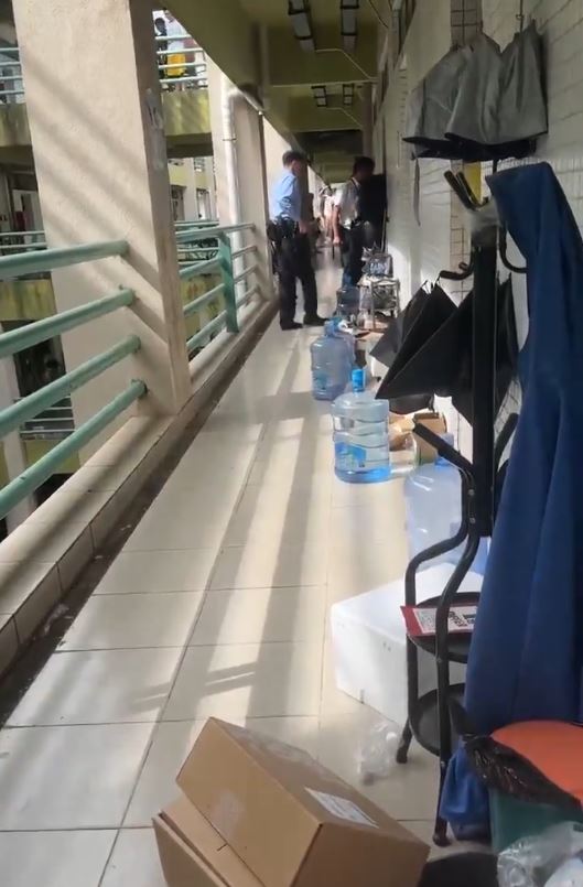 警方撞门进入疑犯藏匿的宿舍房间。影片截图