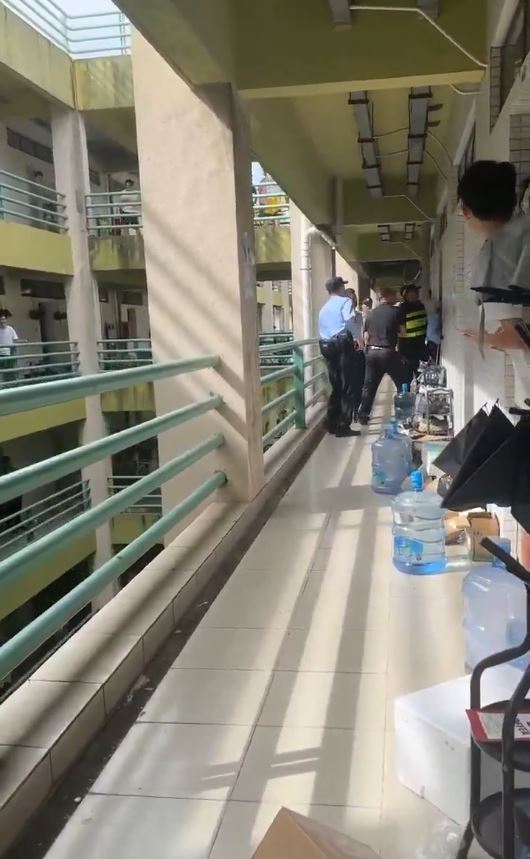 警方撞门进入疑犯藏匿的宿舍房间。影片截图