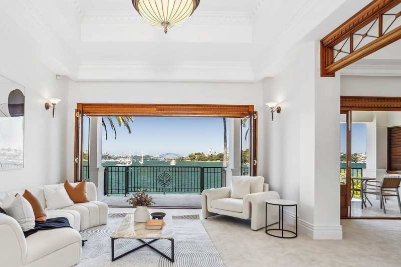 这栋五居室的房子前面有码头的私人泊位，可以欣赏海港大桥的美景。