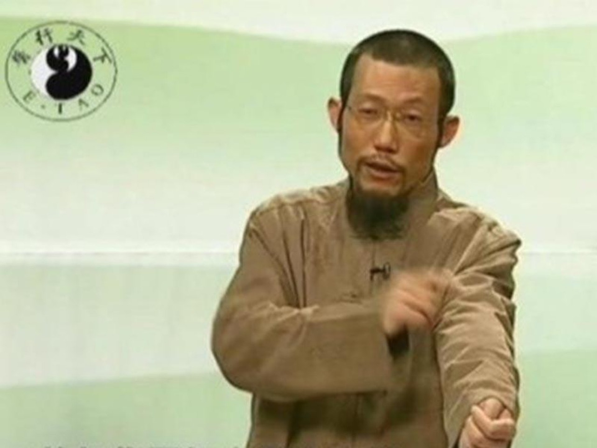 自稱是「拍打拉筋自愈法」創始人的中國男子蕭宏慈，聲稱通過拉伸、拍打身體和禁食，可以不藥而愈。（網絡圖片）