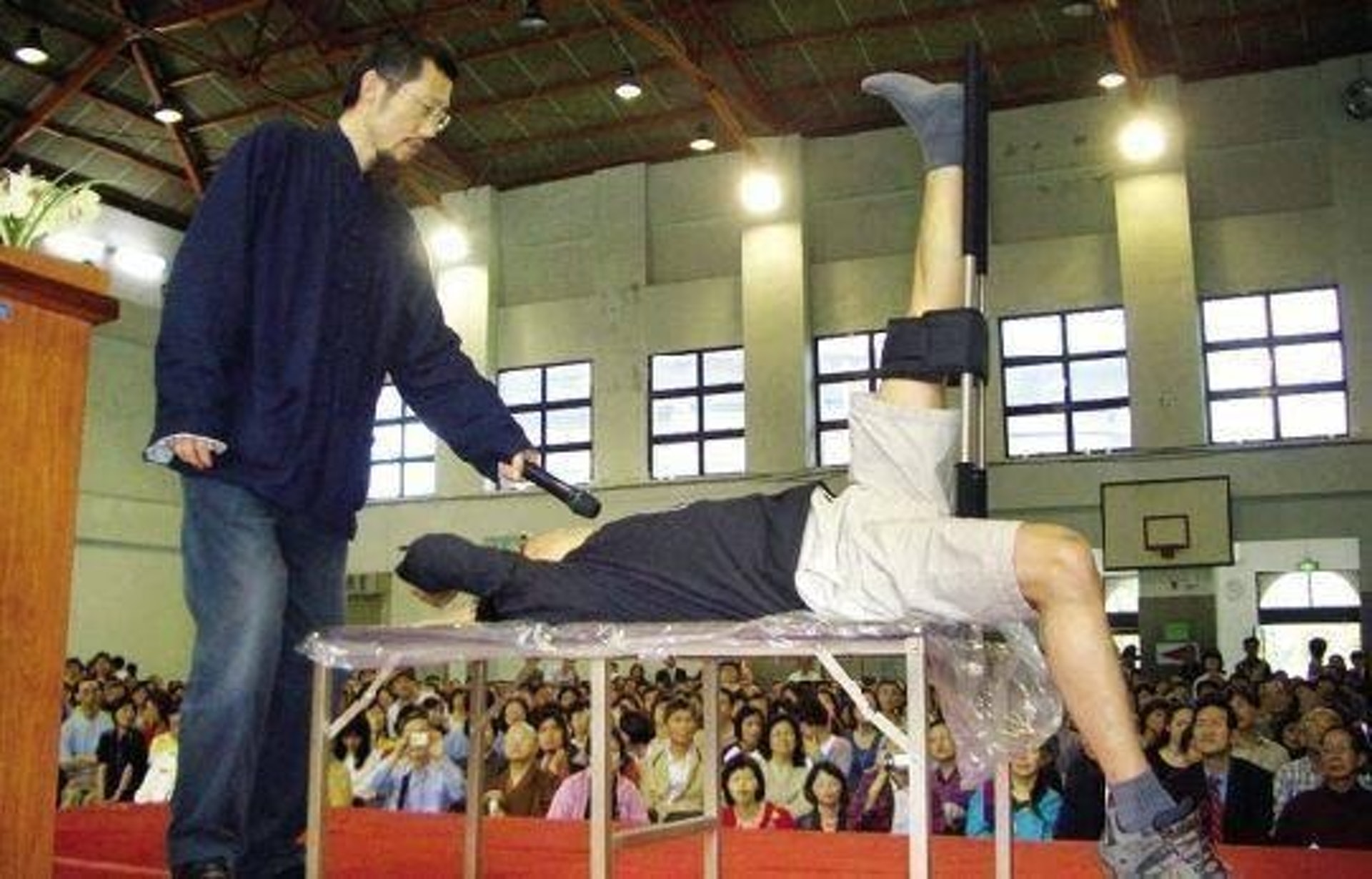 自稱是「拍打拉筋自愈法」創始人的中國男子蕭宏慈，聲稱通過拉伸、拍打身體和禁食，可以不藥而愈。（網絡圖片）