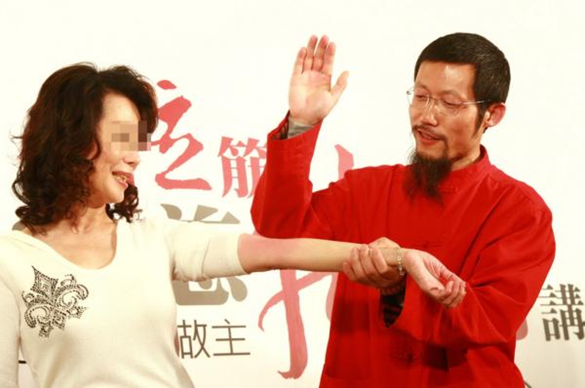 自稱是「拍打拉筋自癒法」創始人的中國男子蕭宏慈，聲稱通過拉伸、拍打身體和禁食，可以不藥而癒。（網絡圖片）