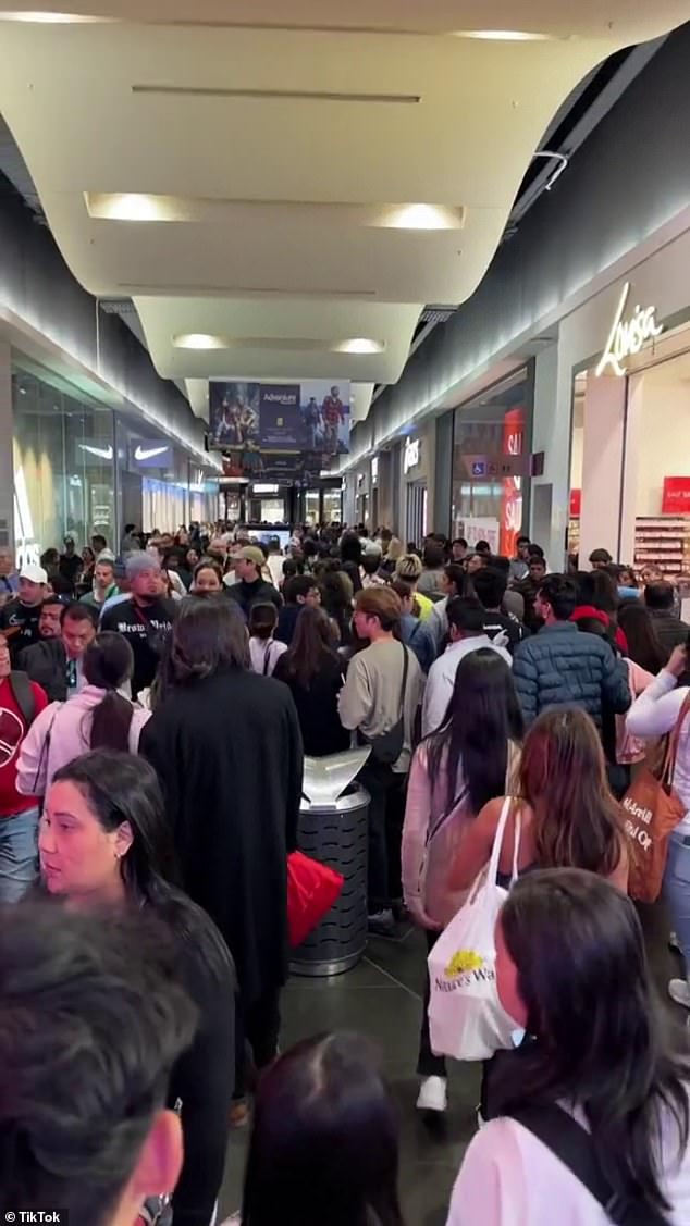 墨尔本的 DFO South Wharf 购物中心人满为患，购物者为了寻找优惠商品而互相擦肩而过