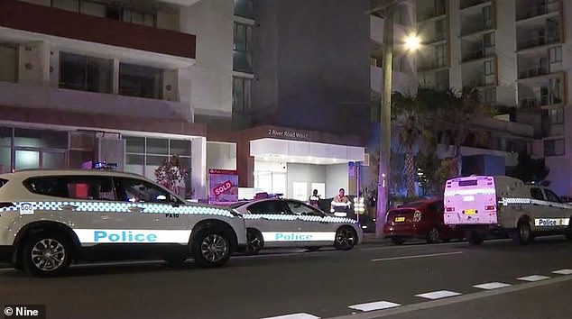 一名女子从阳台坠落身亡，其男友已被逮捕（图为悉尼西部帕拉马塔河路公寓楼的警察）
