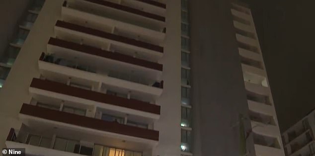 周四，一名女子从这栋公寓楼的阳台上坠落七层