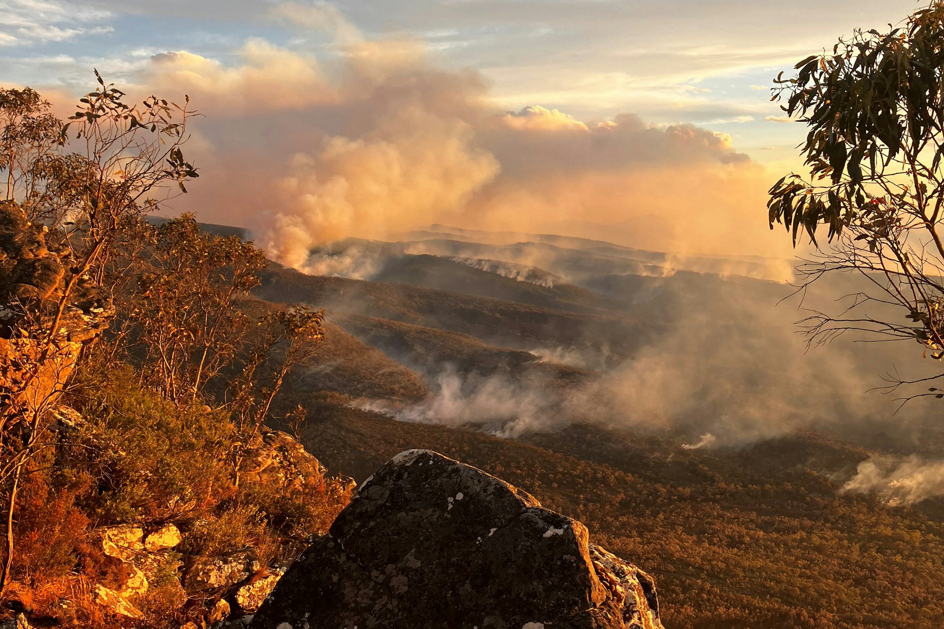 2024年12月28日，澳洲維多利亞州格蘭坪國家公園（Grampians National Park）的大火冒出滾滾濃煙。（Reuters）