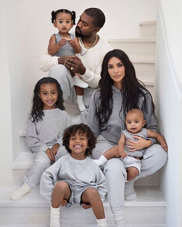 此前，Kanye 的前妻 Kim Kardashian 曾带着四个孩子拍了节日照，而他已经三个月没和孩子们一起露面了。他们有两个女儿 North（11 岁）和 Chicago（6 岁），还有儿子 Saint（9 岁）和 Psalm（5 岁）