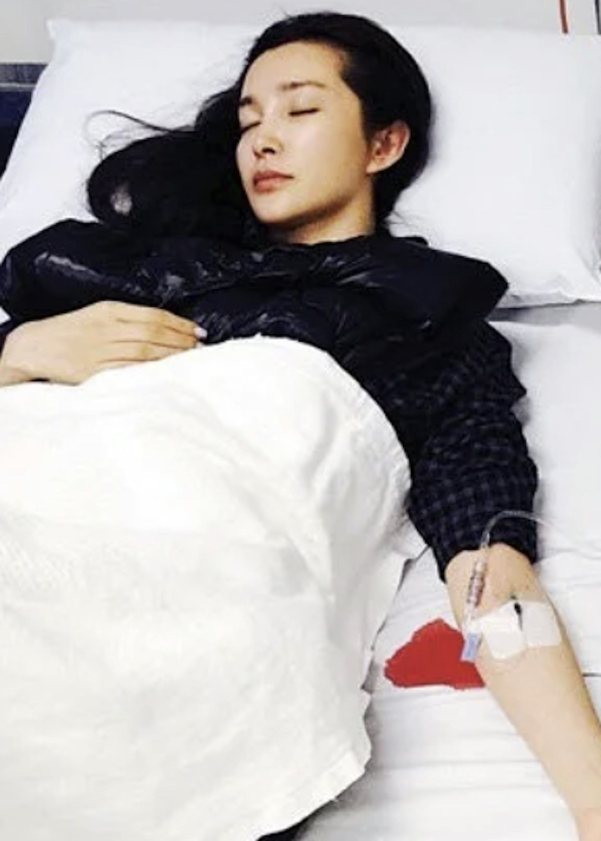 李冰冰感冒導致扁桃腺發炎，高燒不退有生命危險。（微博圖片）