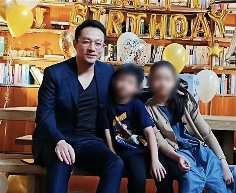汪小菲（左）與2兒女合影。（圖／翻攝自汪小菲微博）