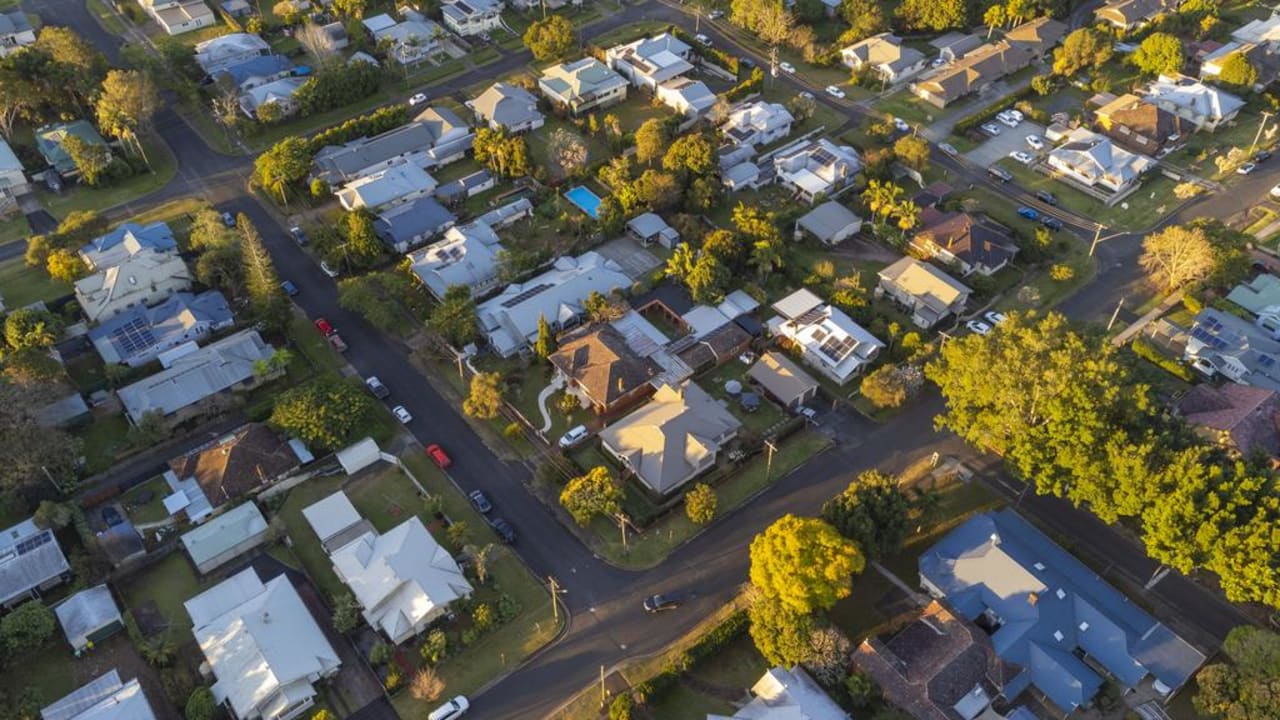 郊区日落鸟瞰图