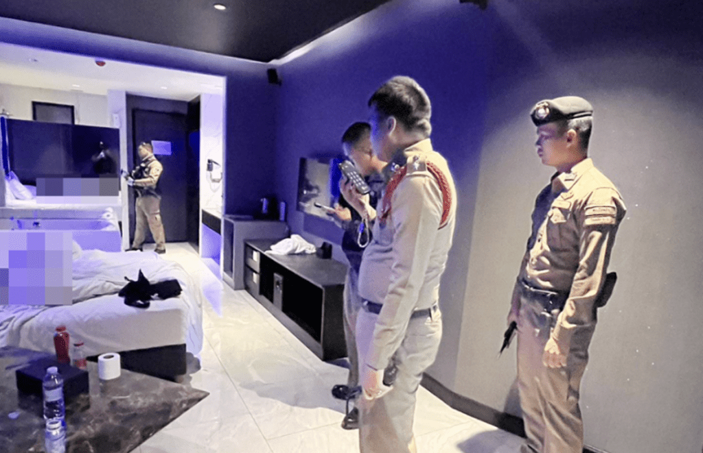 警方接報到酒店房間調查,發現女模全身赤裸躺在床上,而同行男子早已逃之夭夭。翻攝Khaosod