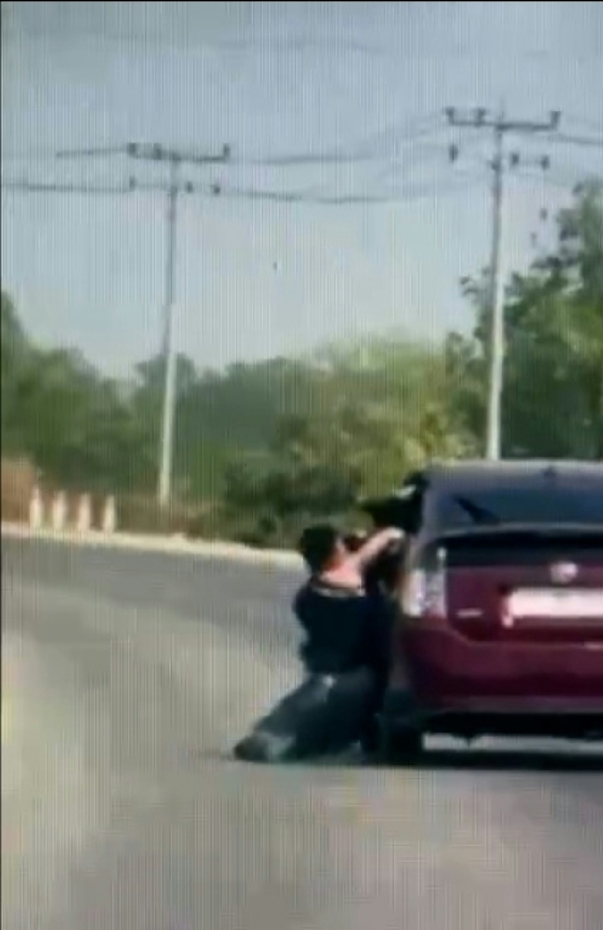 中國男子遭接機人員綁架，途中果斷跳車脫險，影片顯示過程極為驚險。（《柬中時報》）